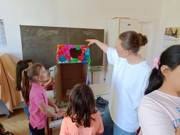 © ejsa Regensburg / Vivian Kallmann Das Bild zeigt Kinder die unter Anleitung basteln.