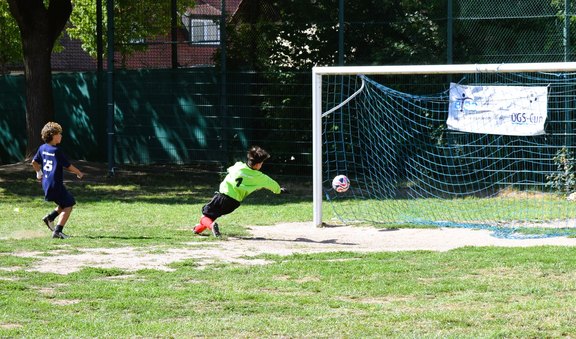 © ejsa Regensburg / Valentum Kommunikation GmbH (Martina Weininger) Das Bild zeigt zwei fußballspielende Kinder, eines im Tor, das andere schießt auf das Tor.