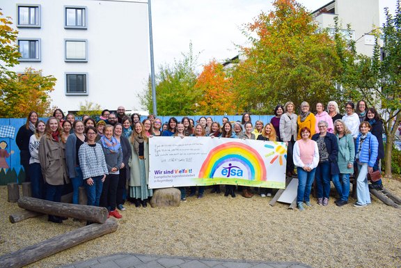 © ejsa Regensburg / Valentum Kommunikation GmbH (Teresa Hofmann) Das Bild zeigt eine Ansammlung von Menschen mit einem Banner.