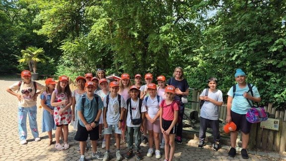 © Ku-Ho Das Bild zeigt Kinder im Zoo.