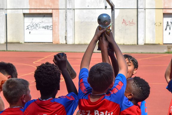 © ejsa Regensburg / Valentum Kommunikation GmbH (Teresa Hofmann) Kinder strecken einen Pokal in die Höhe.