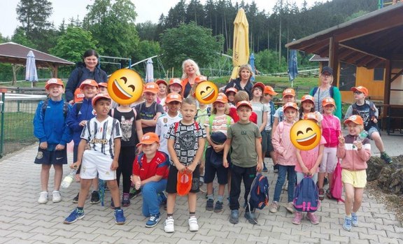 Das Bild zeigt eine Gruppe Grundschüler mit vier Erwachsenen auf dem Falkenhof.