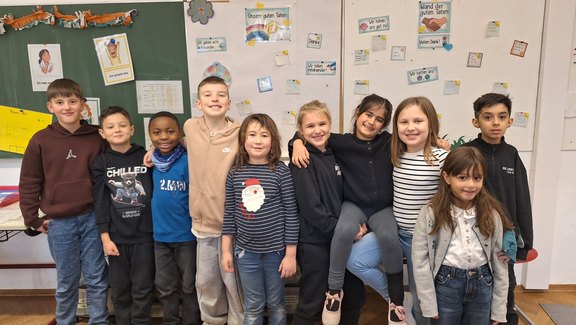 Das Bild zeigt die Schüler des OGS-Rates. v.l.n.r.: Siglis (3.Kl.), Patrick (2.Kl.), Joshua (1. Kl.), Leon (4Kl.), Anja (2. Kl.), Emilia (4. Kl.), Mina (2. Kl.), Wilma (3. Kl.), Rena (1. Kl.); Emin (Deutschklasse 4)