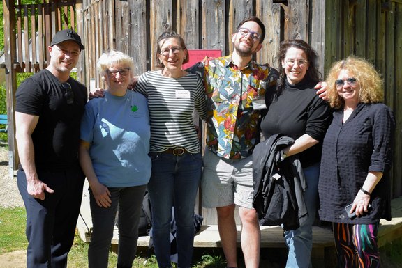 ejsa Regensburg / Valentum Kommunikation Das Bild zeigt eine Gruppe von sechs Menschen.