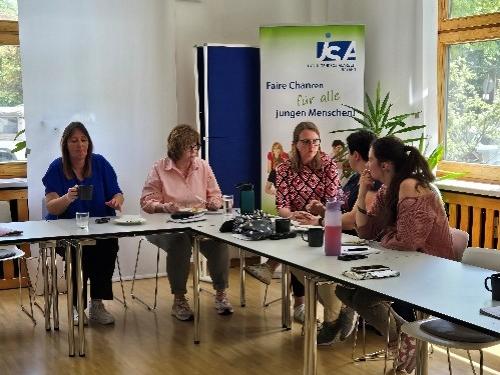 Barbara Klamt, ejsa Bayern Das Bild zeigt eine Gruppe von fünf Menschen am Tisch sitzen.