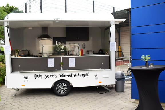 Das Bild zeigt einen Foodtruck.