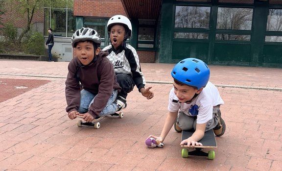 ejsa Regensburg Das Bild zeigt drei Kinder auf Skateboards.