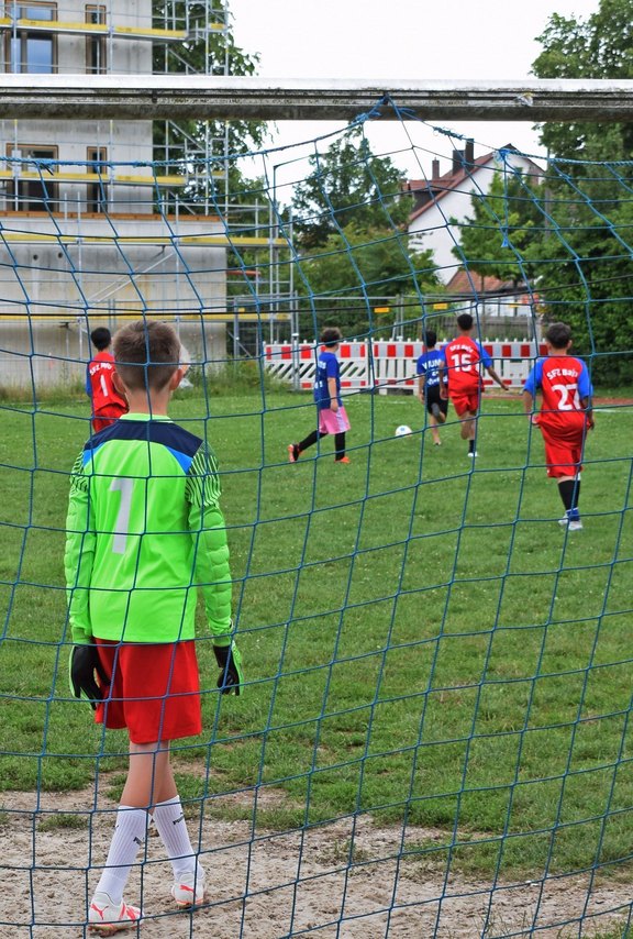 Das Bild zeigt fußballspielende Kinder.