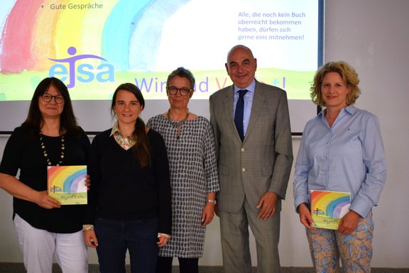 © ejsa Regensburg / Valentum Kommunikation GmbH (Svenja Troidl) Das Bild zeigt 5 Personen, darunter 3 Frauen und 2 Männer, 2 von ihnen halten ein Buch in die Kamera.