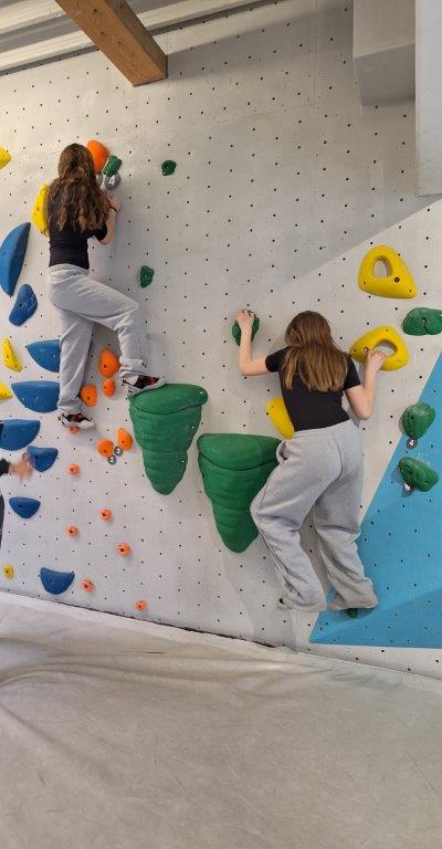 Ku-Ho, März 2025 Zwei Schülerinnen klettern die Wand der Boulderhalle Regensburg hoch